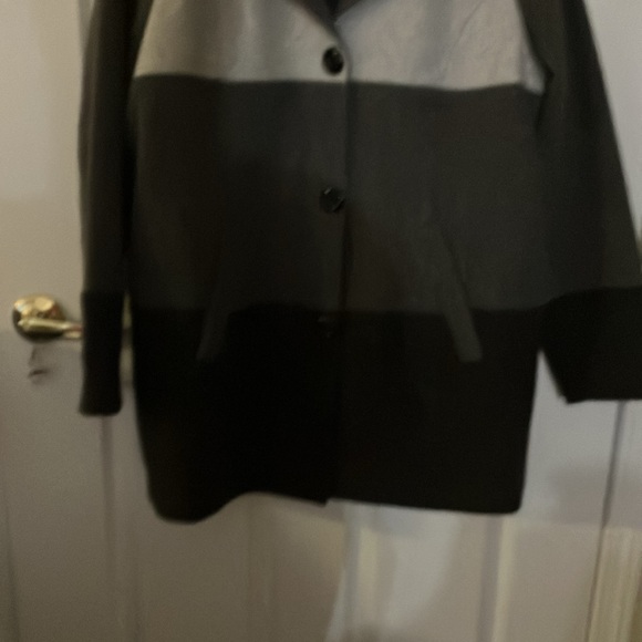 Beautiful woman’s tri colored gray coat with 2 side pockets Brand New Condition - Picture 3 of 4